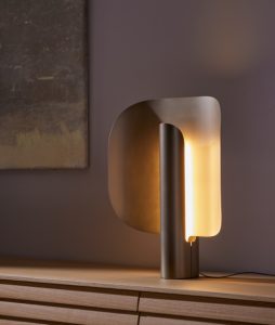 PUNT_stockholm-lampara-de-mesa-bronce-de-diseño-led-regulable-luz-calida-bronze-decorative-table-lamp-led-dimmable-9