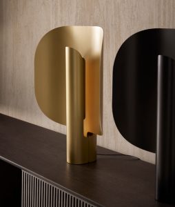 PUNT_stockholm-lampara-de-mesa-dorada-de-diseño-led-regulable-luz-calida-gold-decorative-table-lamp-led-dimmable-6